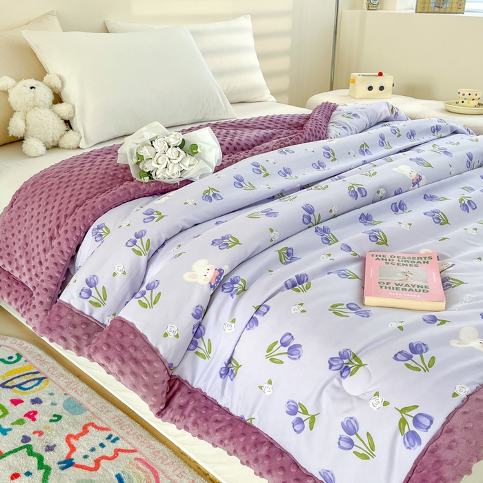 91家纺网 家纺一手货源 找家纺 爱宝被业 2025新款A类凉感豆豆绒羽丝棉夏被 郁金香兔