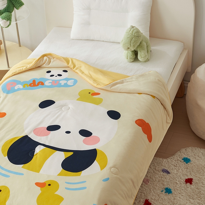 91家纺网 家纺一手货源 找家纺 荷马之梦 2025新款卡通数码印花大版针织棉儿童夏被-绵绵系列 童趣熊