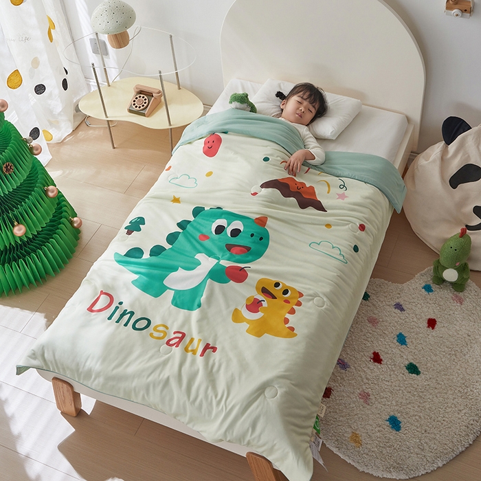 91家纺网 家纺一手货源 找家纺 荷马之梦 2025新款卡通数码印花大版针织棉儿童夏被-绵绵系列 恐龙伙伴