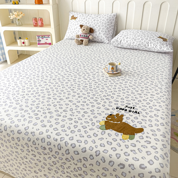 91家纺网 家纺一手货源 找家纺 雅居纺家纺 2025春夏新款全棉纯棉绣花A类老粗布单床单床单单件 奔跑小狗