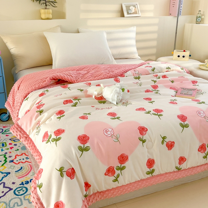 91家纺网 家纺一手货源 找家纺 爱宝被业 2025新款A类凉感豆豆绒羽丝棉夏被 玫瑰恋人