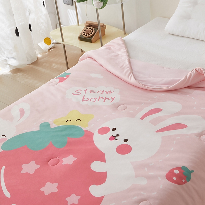 91家纺网 家纺一手货源 找家纺 荷马之梦 2025新款卡通数码印花大版针织棉儿童夏被-绵绵系列 糖果兔