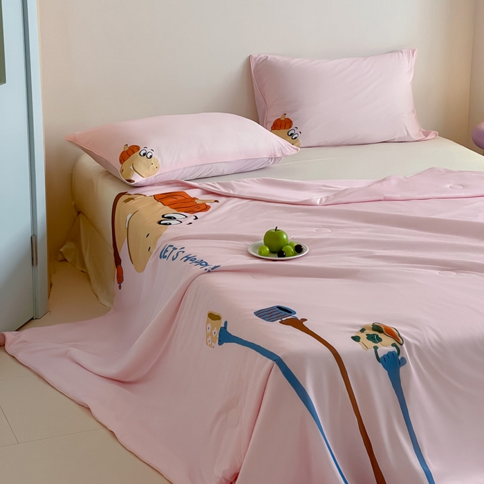 91家纺网 家纺一手货源 找家纺 大彩家居 2025新款凉感丝大版数码印花夏凉被 南瓜恐龙-粉