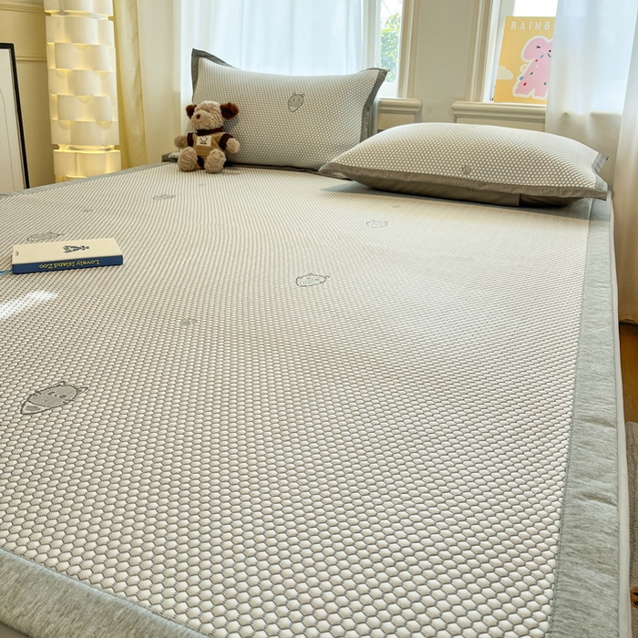 91家纺网 家纺一手货源 找家纺 雅居纺家纺 2025春夏新款A类加厚三明治底提花凉感席床席款 领结小猫