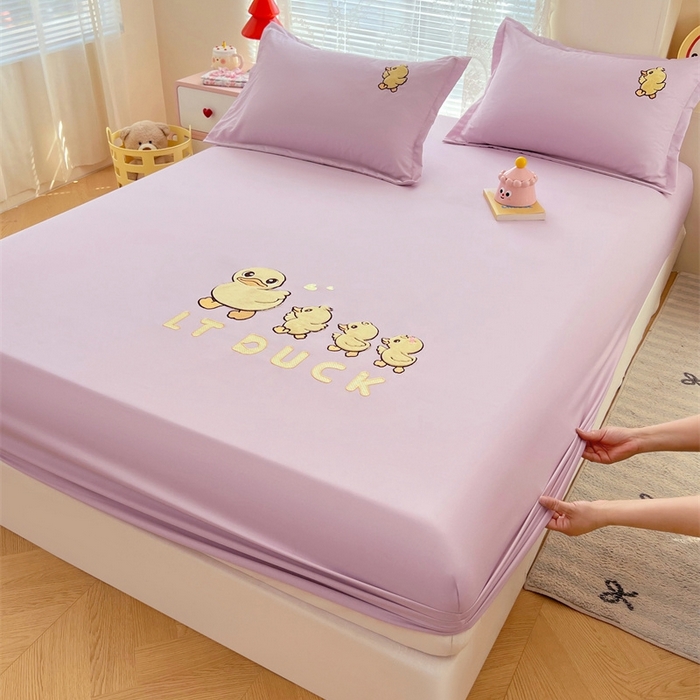 91家纺网 家纺一手货源 找家纺 梦舒羽 2025新款针织棉双层纱床笠-小黄鸭 旅行鸭-香芋紫