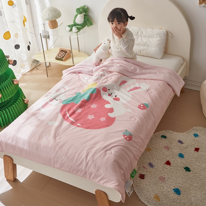 91家纺网 家纺一手货源 找家纺 荷马之梦 2025新款卡通数码印花大版针织棉儿童夏被-绵绵系列 糖果兔