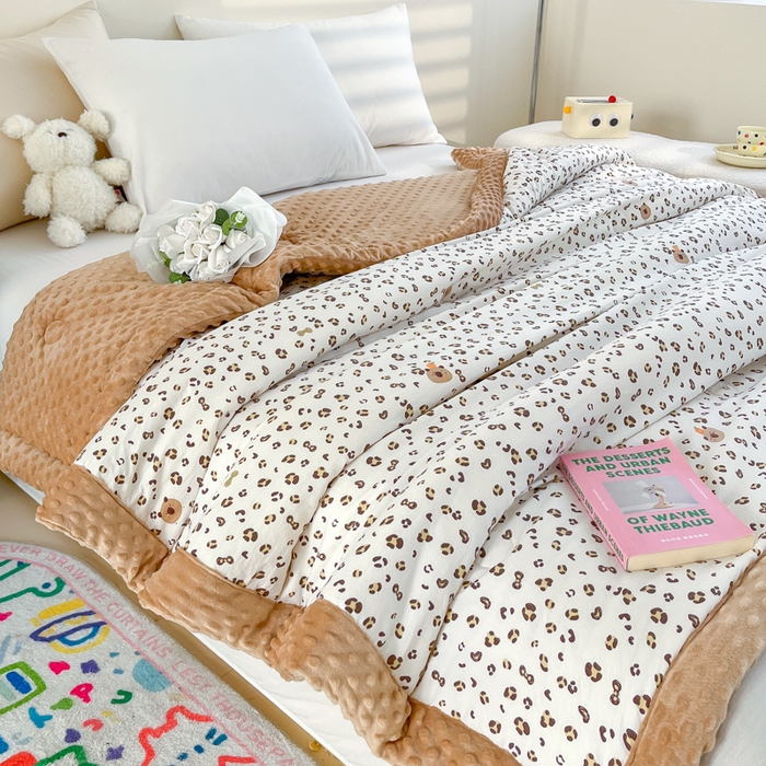 91家纺网 家纺一手货源 找家纺 爱宝被业 2025新款A类凉感豆豆绒羽丝棉夏被 卡皮巴拉