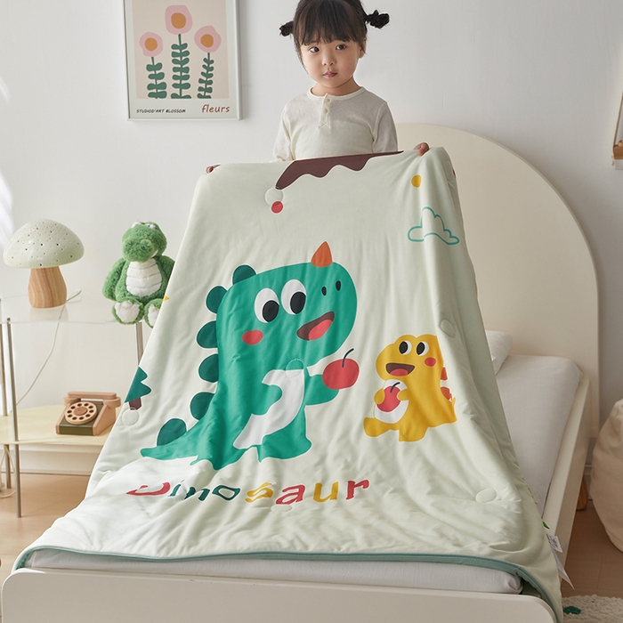91家纺网 家纺一手货源 找家纺 荷马之梦 2025新款卡通数码印花大版针织棉儿童夏被-绵绵系列 恐龙伙伴
