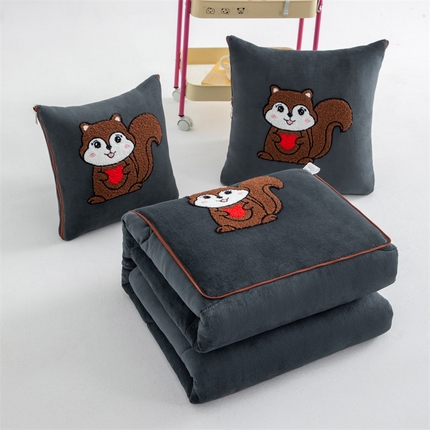 宝马家纺（原梦童画） 2025新款牛奶绒小松鼠抱枕被 岩石灰