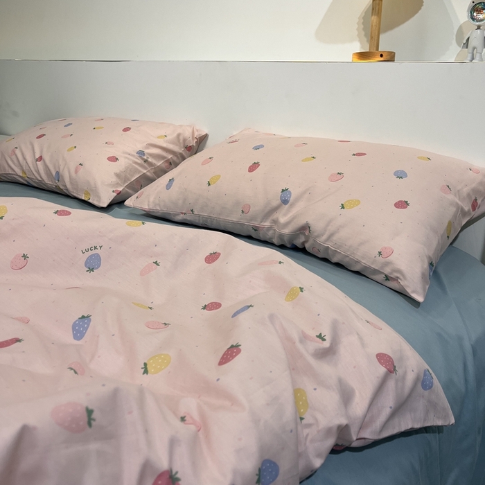 91家纺网 家纺一手货源 找家纺 花西夫人2025新款13372纯棉印花全棉四件套床单床笠款草莓奶昔-天蓝