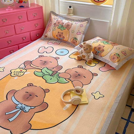 91家纺网 家纺一手货源 找家纺 希诺2025新款大版卡通凉席冰丝席三件套 贪吃卡皮巴拉