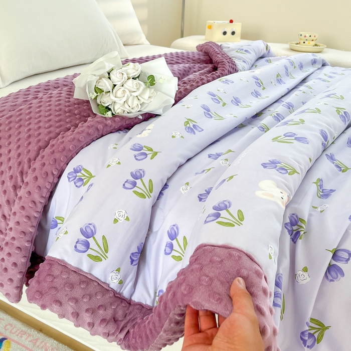 91家纺网 家纺一手货源 找家纺 爱宝被业 2025新款A类凉感豆豆绒羽丝棉夏被 郁金香兔