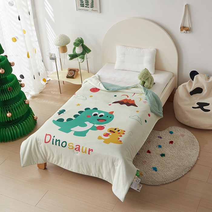 91家纺网 家纺一手货源 找家纺 荷马之梦 2025新款卡通数码印花大版针织棉儿童夏被-绵绵系列 恐龙伙伴