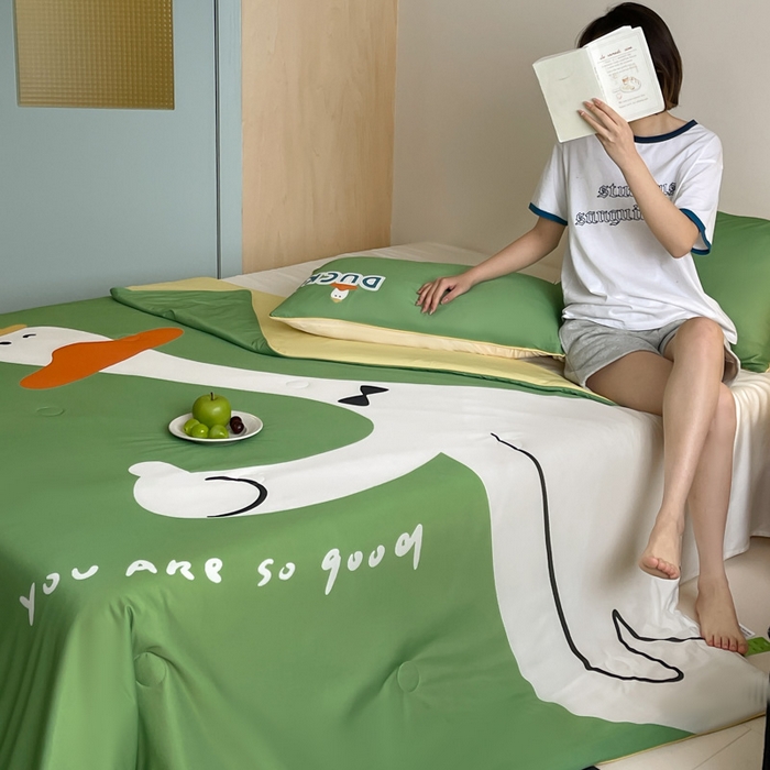 91家纺网 家纺一手货源 找家纺 大彩家居 2025新款凉感丝大版数码印花夏凉被 快乐鸭