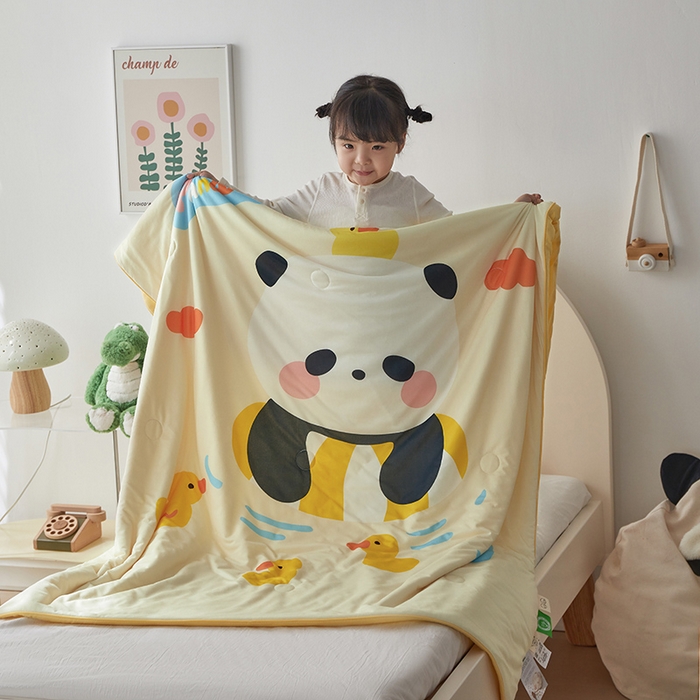 91家纺网 家纺一手货源 找家纺 荷马之梦 2025新款卡通数码印花大版针织棉儿童夏被-绵绵系列 童趣熊