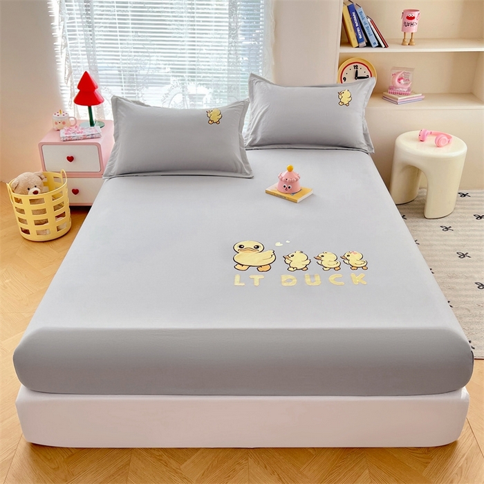 91家纺网 家纺一手货源 找家纺 梦舒羽 2025新款针织棉双层纱床笠-小黄鸭 旅行鸭-浅灰