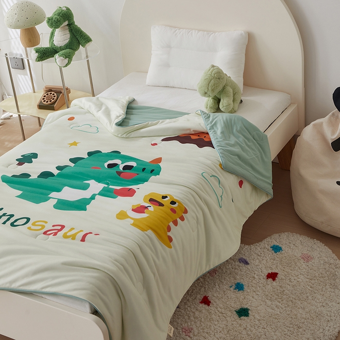 91家纺网 家纺一手货源 找家纺 荷马之梦 2025新款卡通数码印花大版针织棉儿童夏被-绵绵系列 恐龙伙伴