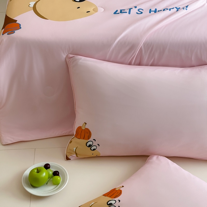 91家纺网 家纺一手货源 找家纺 大彩家居 2025新款凉感丝大版数码印花夏凉被 南瓜恐龙-粉