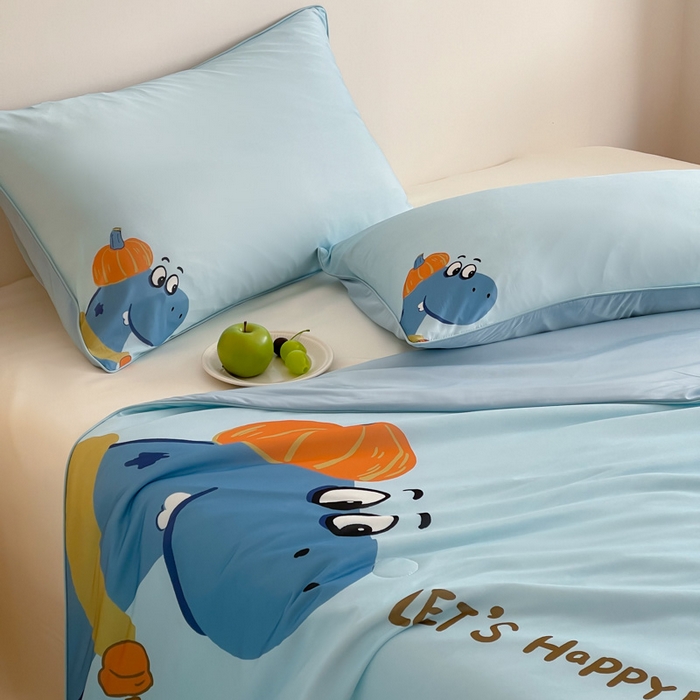 91家纺网 家纺一手货源 找家纺 大彩家居 2025新款凉感丝大版数码印花夏凉被 南瓜恐龙-蓝