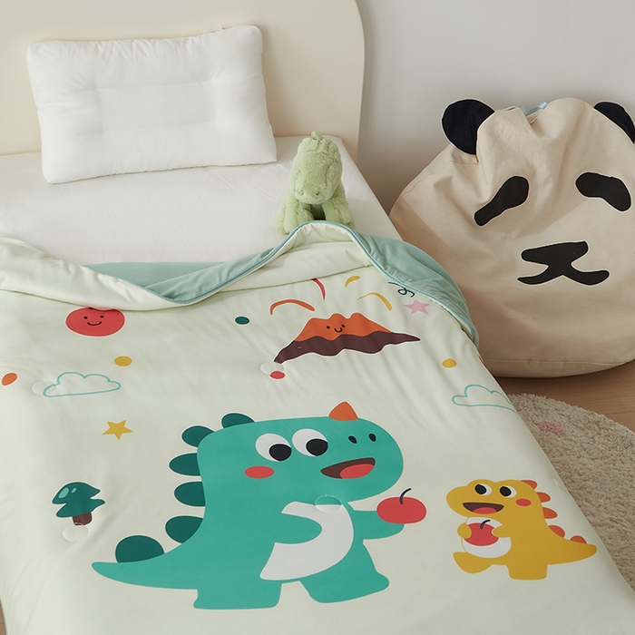 91家纺网 家纺一手货源 找家纺 荷马之梦 2025新款卡通数码印花大版针织棉儿童夏被-绵绵系列 恐龙伙伴