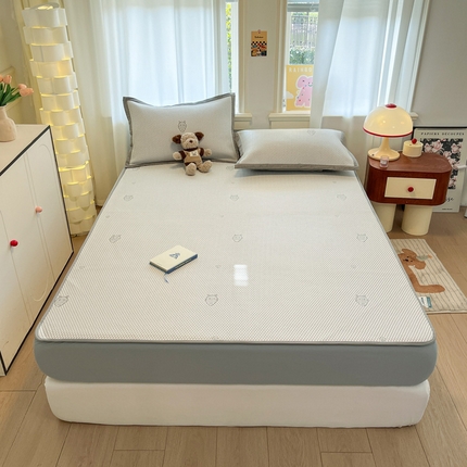 91家纺网 家纺一手货源 找家纺 雅居纺家纺 2025春夏新款A类加厚三明治底提花凉感席床笠款 领结小猫