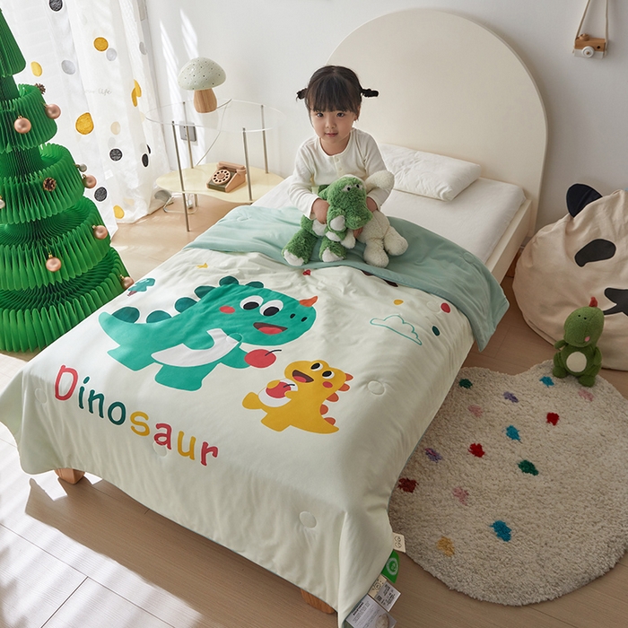 91家纺网 家纺一手货源 找家纺 荷马之梦 2025新款卡通数码印花大版针织棉儿童夏被-绵绵系列 恐龙伙伴