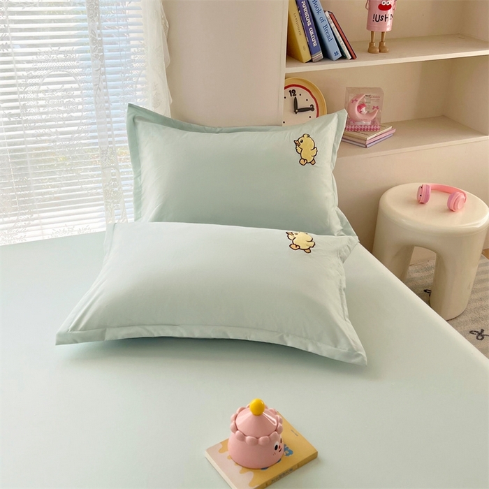 91家纺网 家纺一手货源 找家纺 梦舒羽 2025新款贴布绣针织棉双层纱枕套 旅行鸭-浅清绿