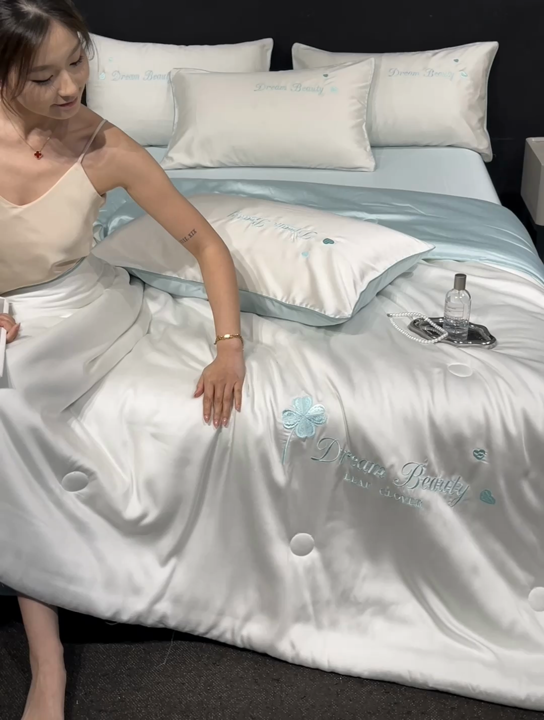 91家纺网 家纺一手货源 找家纺 如一 2025新款水洗冰丝麻绳夏被四件套-四叶草 四叶草-奶白蓝