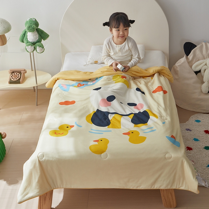 91家纺网 家纺一手货源 找家纺 荷马之梦 2025新款卡通数码印花大版针织棉儿童夏被-绵绵系列 童趣熊