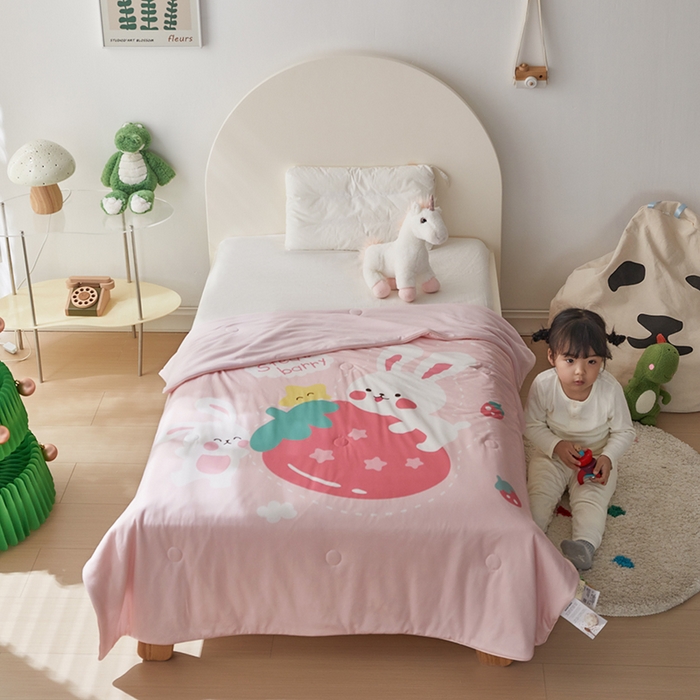 91家纺网 家纺一手货源 找家纺 荷马之梦 2025新款卡通数码印花大版针织棉儿童夏被-绵绵系列 糖果兔