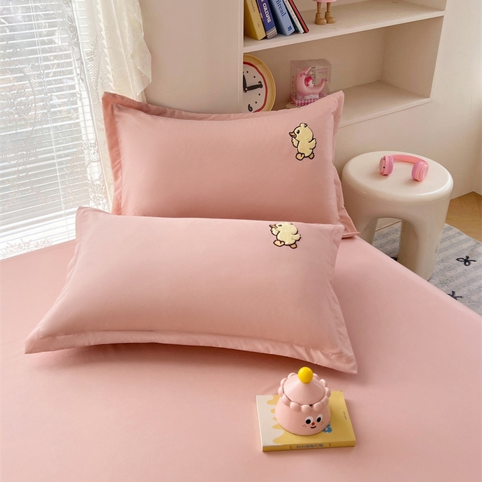 91家纺网 家纺一手货源 找家纺 梦舒羽 2025新款贴布绣针织棉双层纱枕套 旅行鸭-浅粉