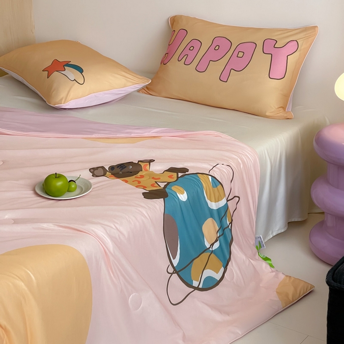 91家纺网 家纺一手货源 找家纺 大彩家居 2025新款凉感丝大版数码印花夏凉被 快乐星球