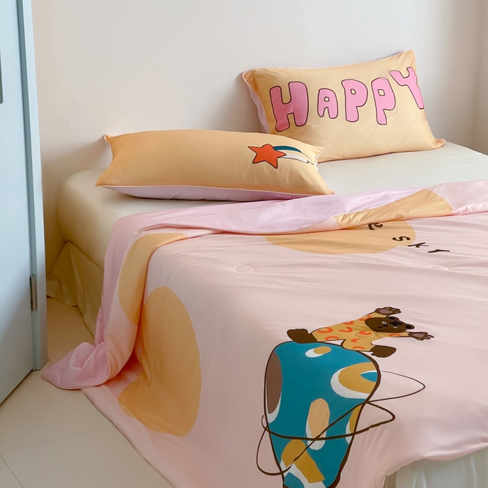 91家纺网 家纺一手货源 找家纺 大彩家居 2025新款凉感丝大版数码印花夏凉被 快乐星球