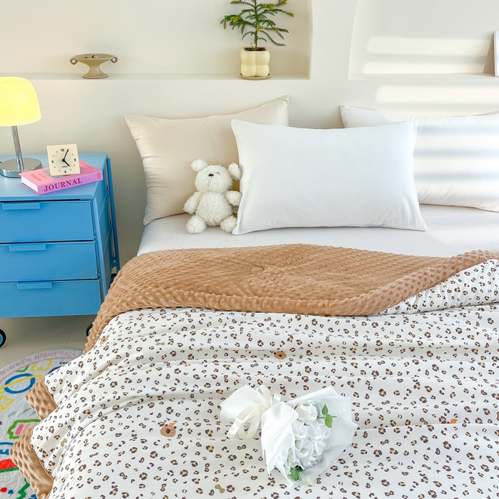 91家纺网 家纺一手货源 找家纺 爱宝被业 2025新款A类凉感豆豆绒羽丝棉夏被 卡皮巴拉