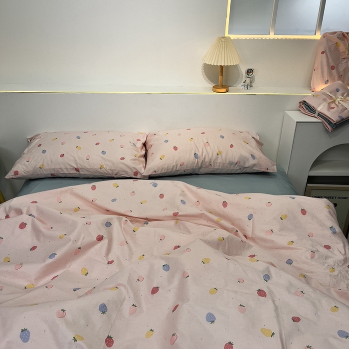 91家纺网 家纺一手货源 找家纺 花西夫人2025新款13372纯棉印花全棉四件套床单床笠款草莓奶昔-天蓝