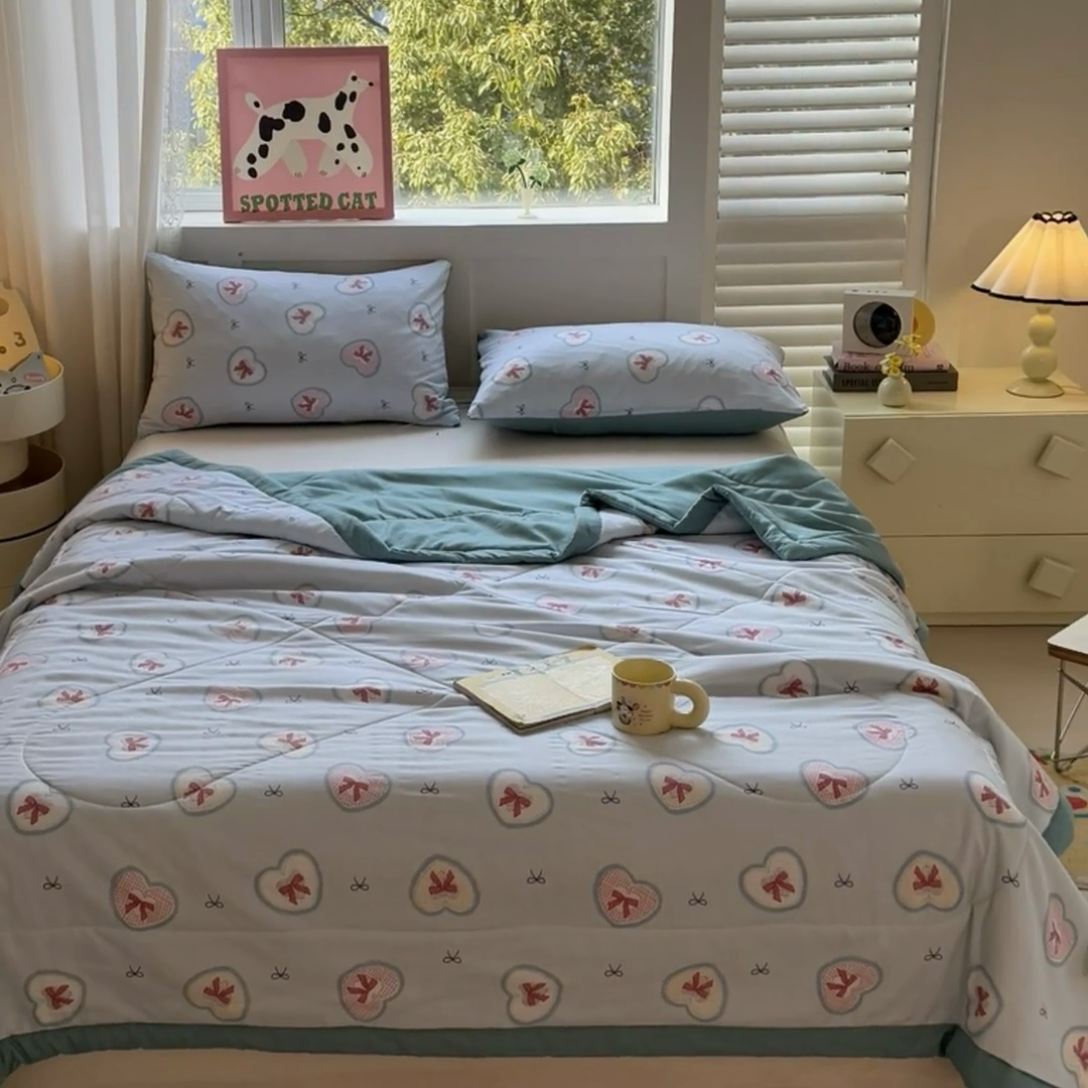 91家纺网 家纺一手货源 找家纺 雅颂缘 2025新款印花水洗棉新疆棉花夏被 爱心蝴蝶结