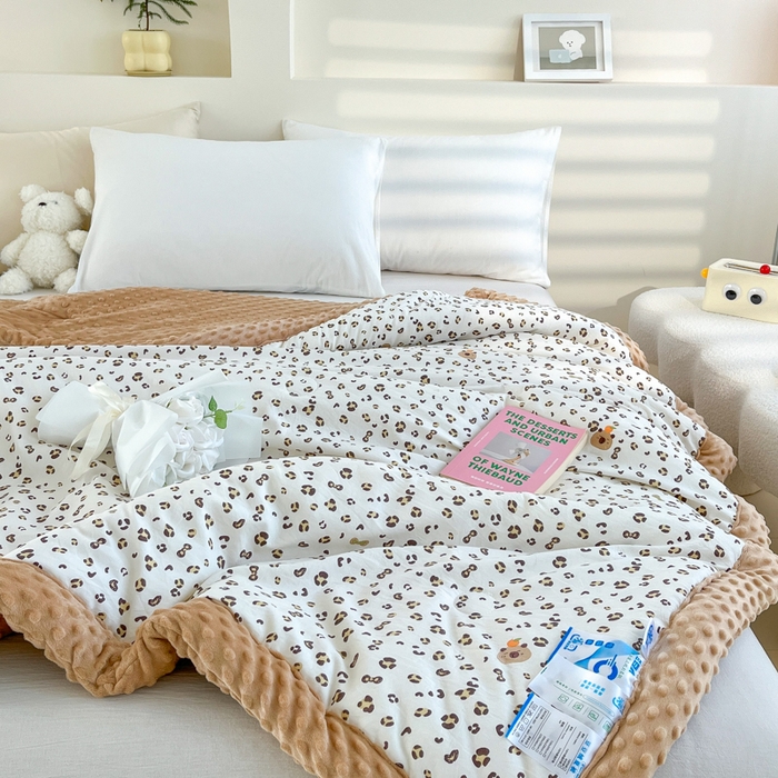 91家纺网 家纺一手货源 找家纺 爱宝被业 2025新款A类凉感豆豆绒羽丝棉夏被 卡皮巴拉