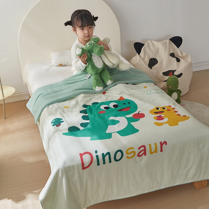 91家纺网 家纺一手货源 找家纺 荷马之梦 2025新款卡通数码印花大版针织棉儿童夏被-绵绵系列 恐龙伙伴