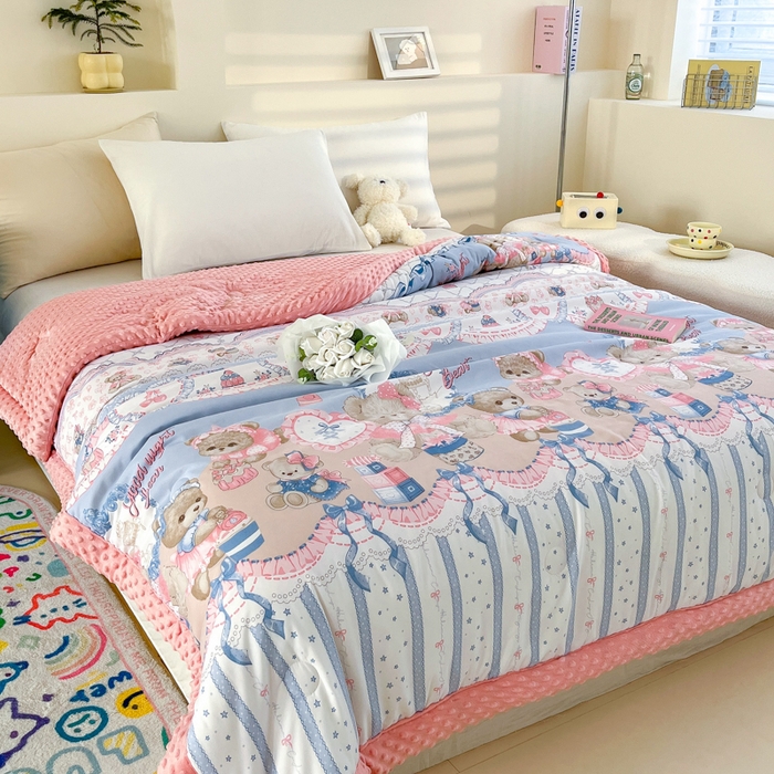 91家纺网 家纺一手货源 找家纺 爱宝被业 2025新款A类凉感豆豆绒羽丝棉夏被 嘟嘟熊