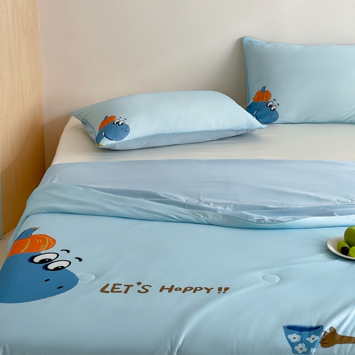 91家纺网 家纺一手货源 找家纺 大彩家居 2025新款凉感丝大版数码印花夏凉被 南瓜恐龙-蓝