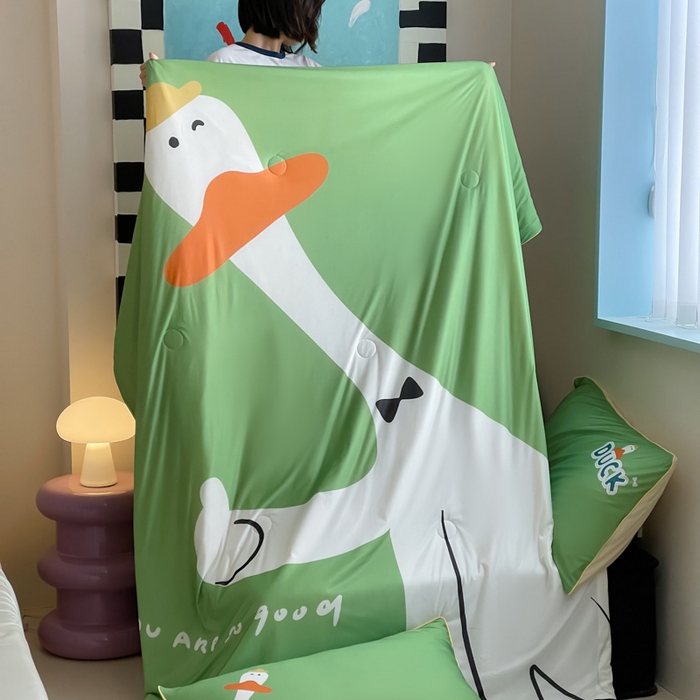 91家纺网 家纺一手货源 找家纺 大彩家居 2025新款凉感丝大版数码印花夏凉被 快乐鸭