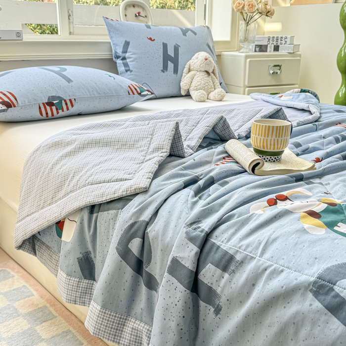 91家纺网 家纺一手货源 找家纺 沃尔居 2025新款双面全棉印花夏被可机洗小清新纯棉夏凉被薄被芯空调被子 蒙奇奇-蓝