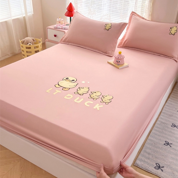 91家纺网 家纺一手货源 找家纺 梦舒羽 2025新款针织棉双层纱床笠-小黄鸭 旅行鸭-浅粉