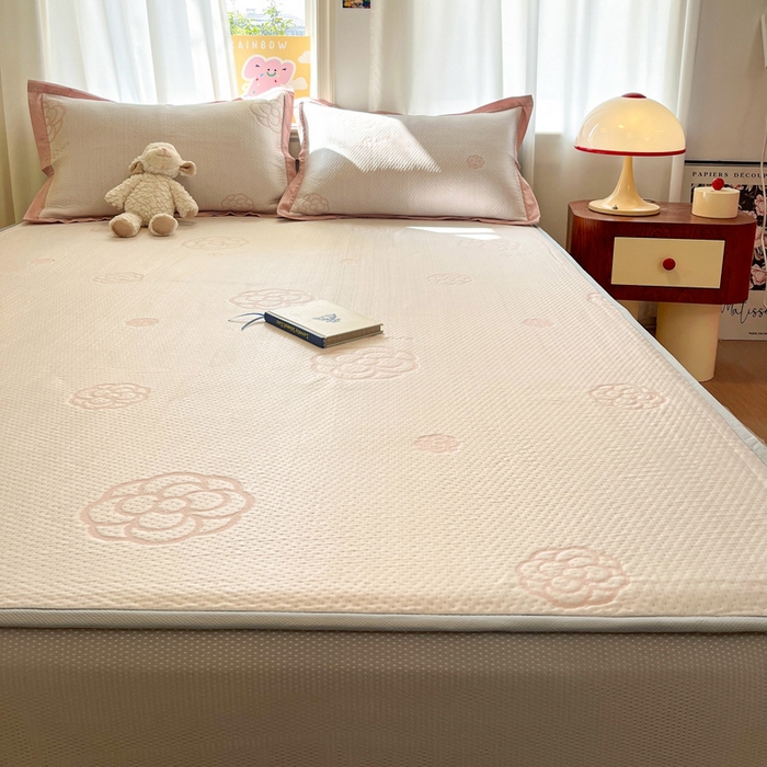 91家纺网 家纺一手货源 找家纺 雅居纺家纺 2025春夏新款A类加厚三明治底提花凉感席床笠款 山茶花