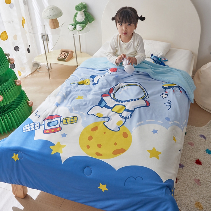 91家纺网 家纺一手货源 找家纺 荷马之梦 2025新款卡通数码印花大版针织棉儿童夏被-绵绵系列 太空漫步