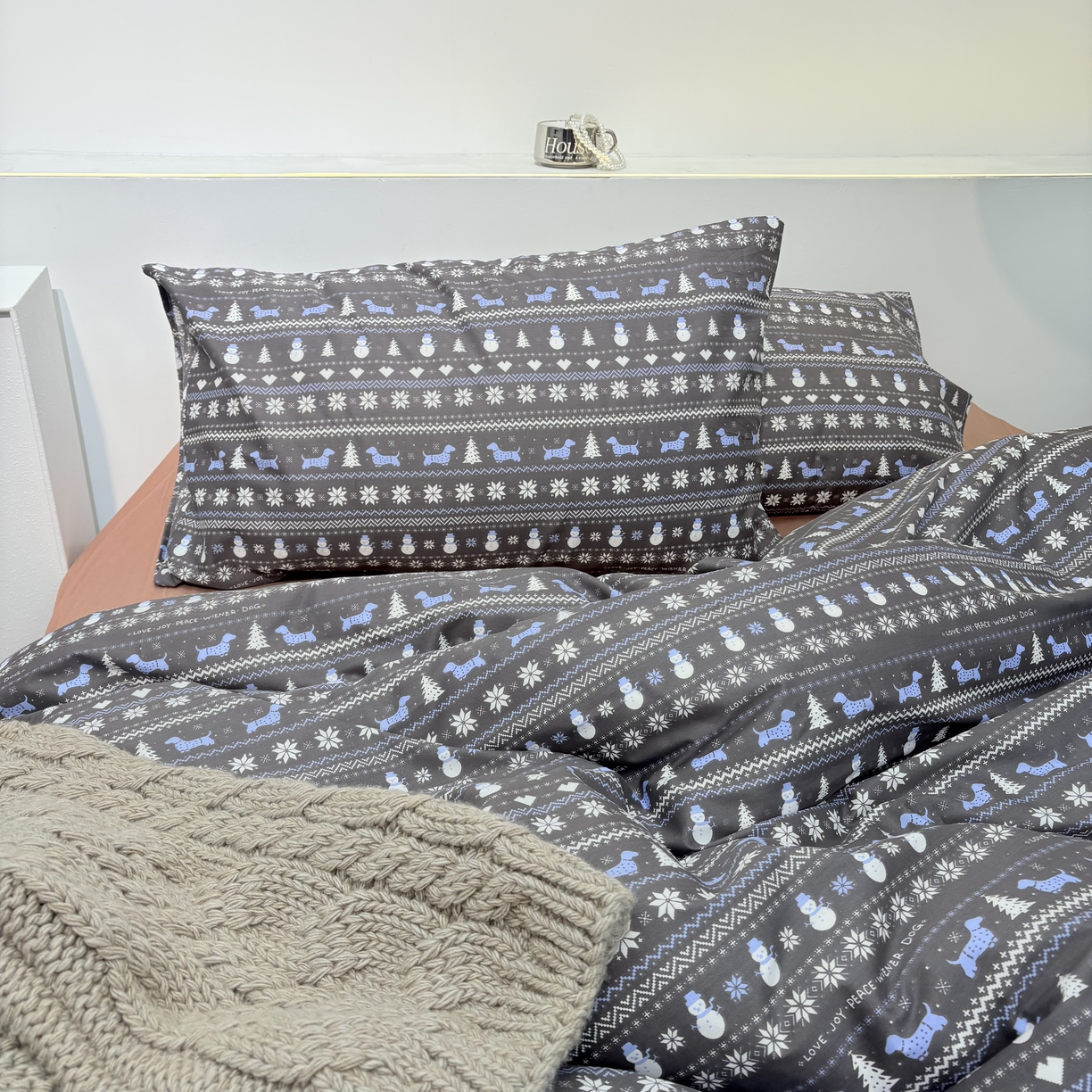 91家纺网 家纺一手货源 找家纺 花西夫人2025新款13372纯棉印花全棉四件套床单床笠款费尔岛（黑咖）