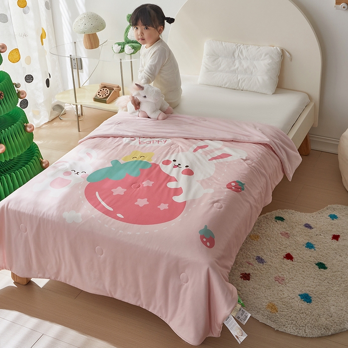 91家纺网 家纺一手货源 找家纺 荷马之梦 2025新款卡通数码印花大版针织棉儿童夏被-绵绵系列 糖果兔