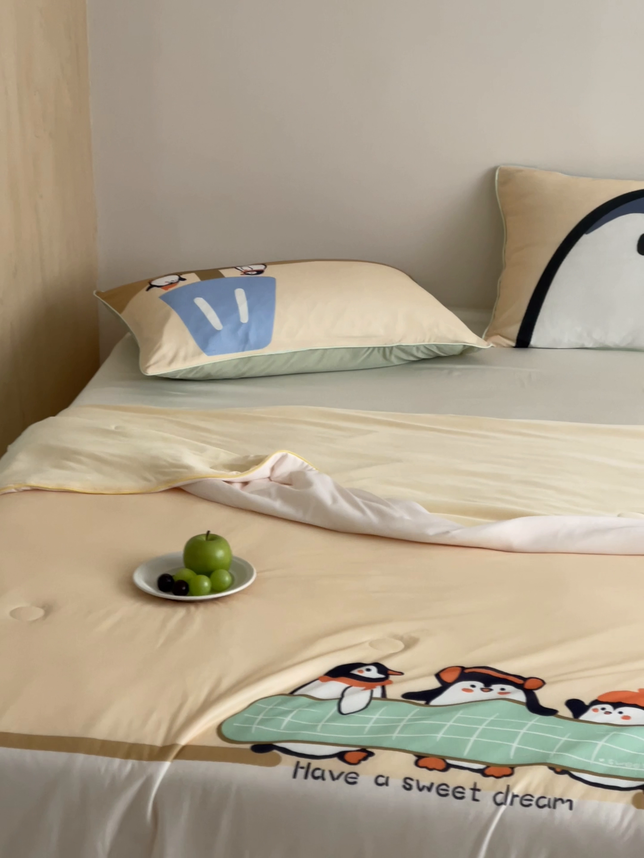 91家纺网 家纺一手货源 找家纺 大彩家居 2025新款凉感丝大版数码印花夏凉被 呆萌小企鹅