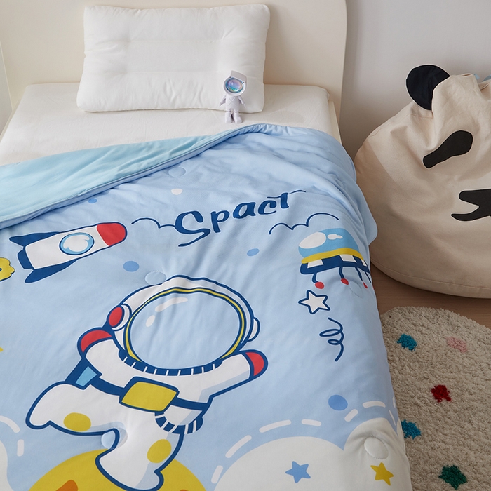 91家纺网 家纺一手货源 找家纺 荷马之梦 2025新款卡通数码印花大版针织棉儿童夏被-绵绵系列 太空漫步