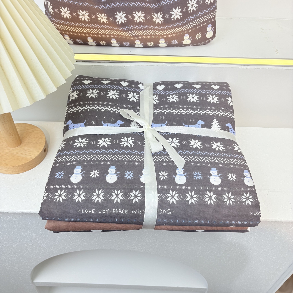 91家纺网 家纺一手货源 找家纺 花西夫人2025新款13372纯棉印花全棉四件套床单床笠款费尔岛（黑咖）